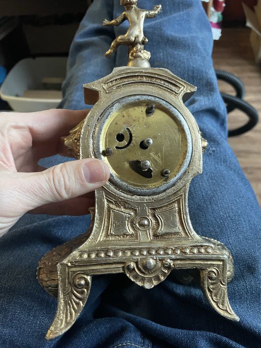 Mosiężny zegar, chodzi ale wymaga naprawy.