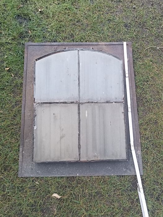 Okno  dachowe wyłaz stary  żeliwo uszkodzone