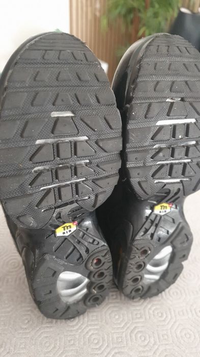 Sapatilhas/ Tenis criança TN semi novas