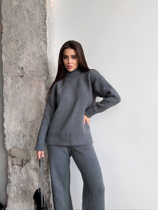 Теплий вязаний жіночий костюм з прямими штанами