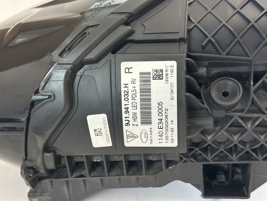 Porsche Taycan фара передня оптика в наявності 9J1941032H 9J1941031H