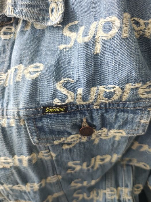 SUPREME      Kurtka Supreme Frayed Logos Denim Trucker Jacket w kolorze niebieskim.