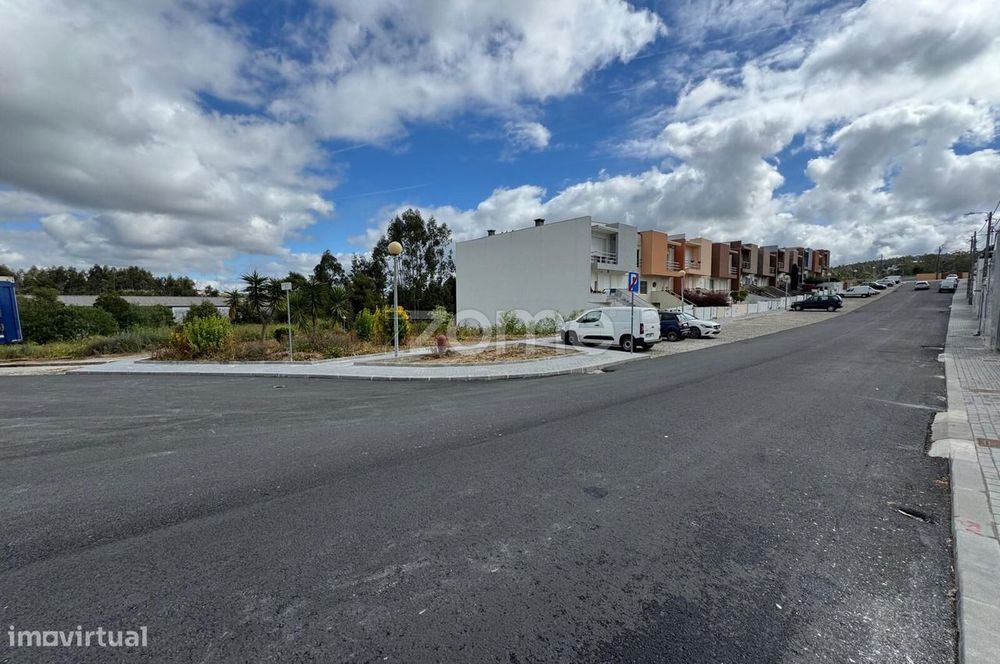 Lote de terreno, para construção de moradia, em Santa Maria de Lamas