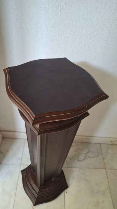 Coluna Decorativa de Madeira Escura Vintage