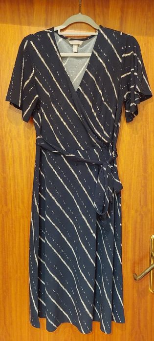 Vestido azul de corte clássico