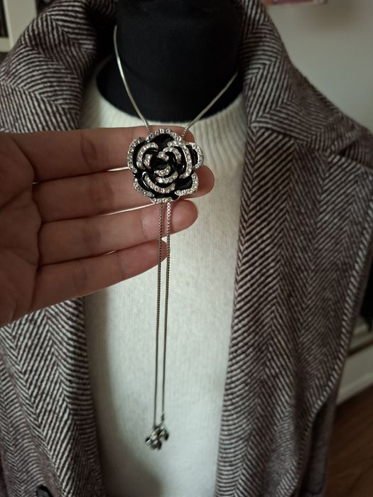 Nowy naszyjnik z efektowną różą