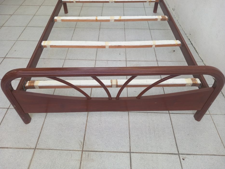 Cama de casal de madeira maciça