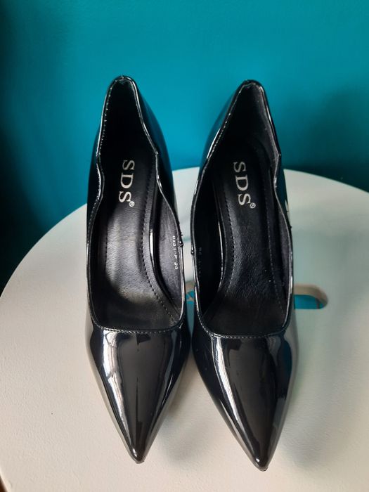 Czarne lakierowane szpilki