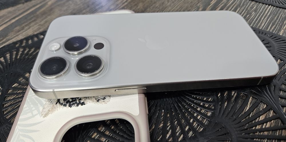 Продам iPhone 15 Pro 256