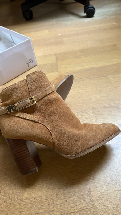 Anna Field. Karmelowe botki na dolidnym obcasie