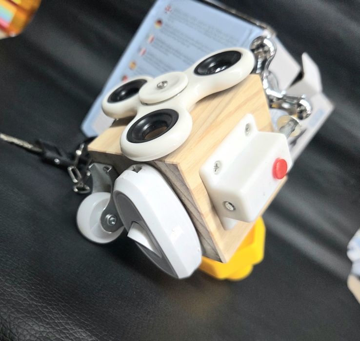Busy Cube – cubo de atividades e estimulação sensorial