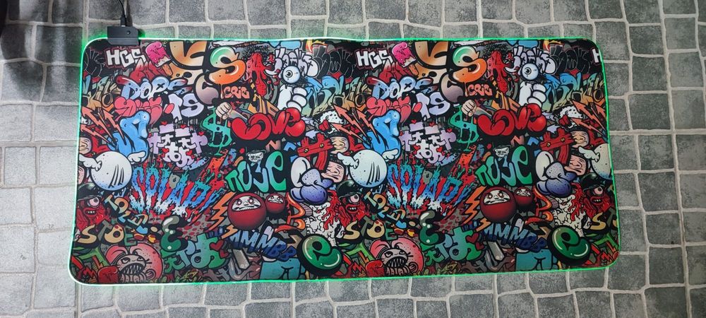 Tapete de Rato Gaming RGB XXL (40x90 cm) – Padrão Graffiti Urbano