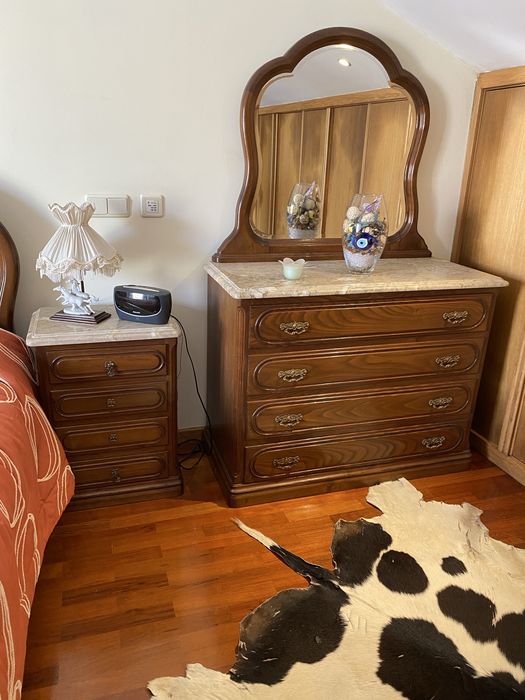 Quarto de casal em madeira de castanho! Com comoda com tampo em mármore e espelho e duas mesinhas de cabeceira com tampo em marmore! Colchão e estrado
