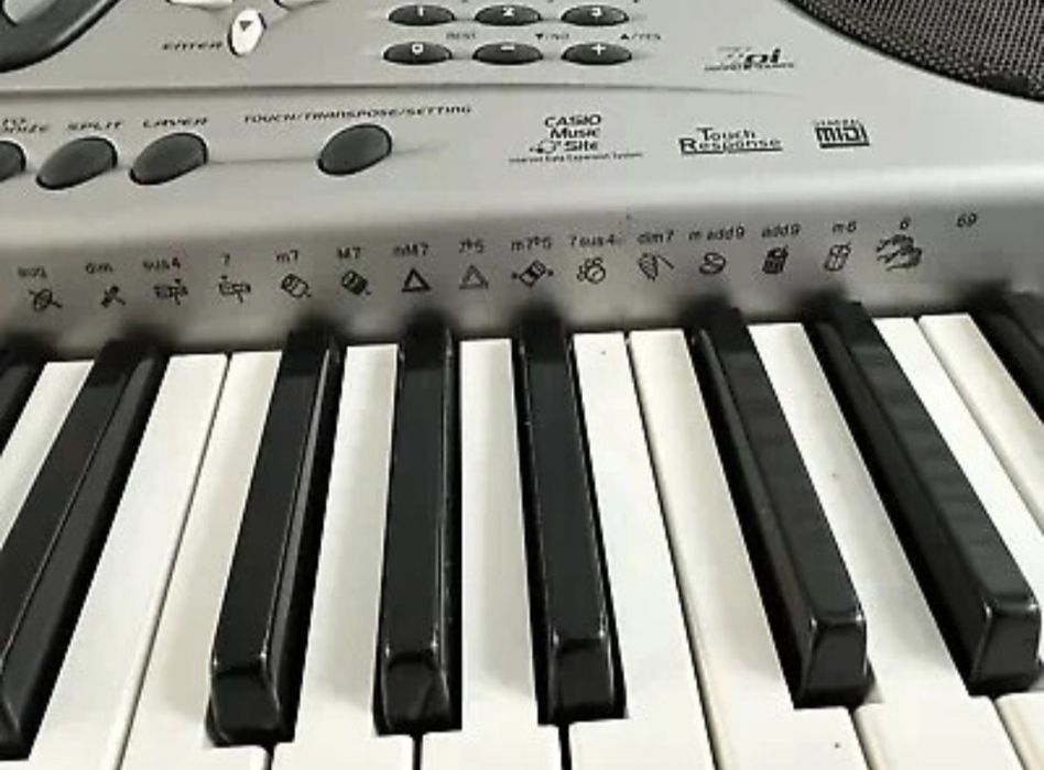 Teclado Casio CTK-671 com tripé