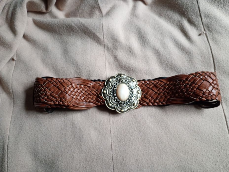 Pleciony pasek z dużą klamrą w stylu Boho