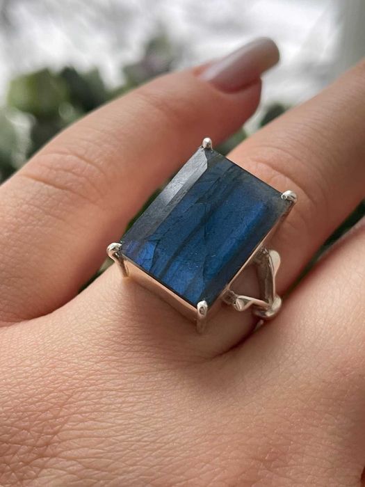 Серебряное кольцо с синим лабрадором. Размер 17.75