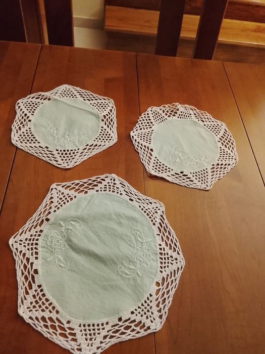 Conjunto de três naperons em renda e tecido verde bordado
