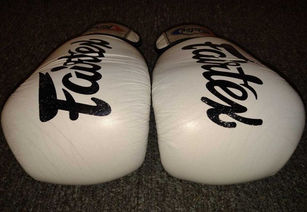 FAIRTEX Rękawice Bokserskie BGV19 Tight-Fit Białe
