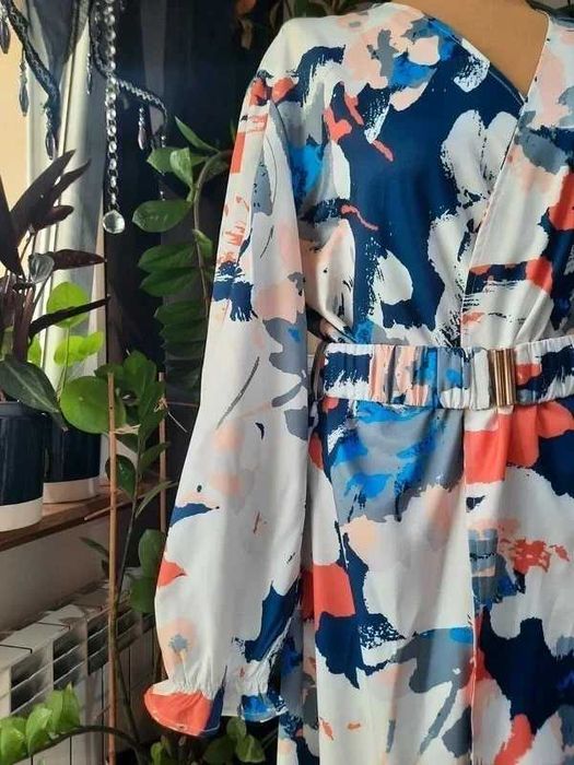 Kolorowa sukienka kopertowa