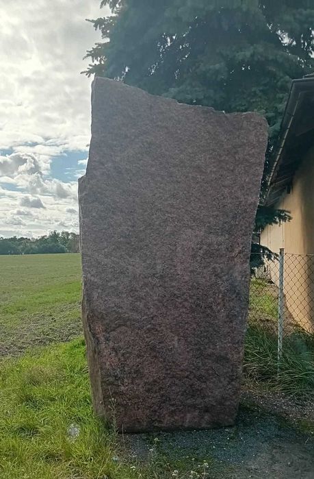 Duży głaz monolit kamień do ogrodu