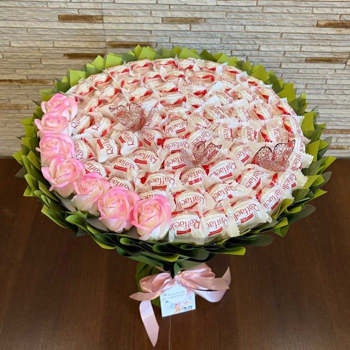 Prezent na 70 urodziny. Bukiet Raffaello 70 szt i mydlanych róż. Ślub