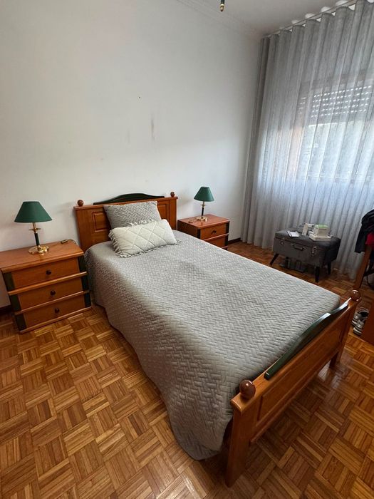 Mobília de Quarto Completa em Madeira + 2 Candeeiros