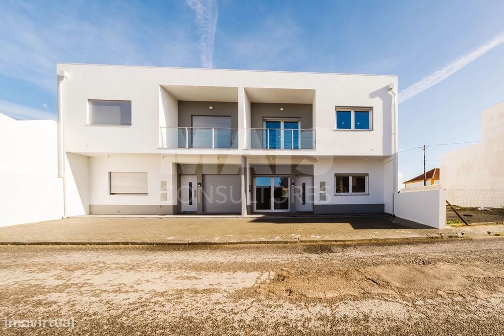 Moradia T3+1 Garagem, Logradouro e Vista Mar
