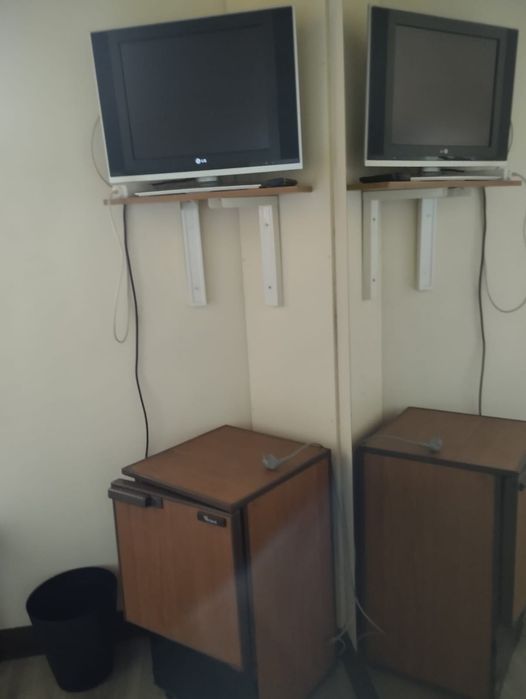 Alugo quarto com casa de banho privada.