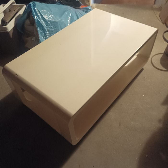 Biała ława z połyskiem