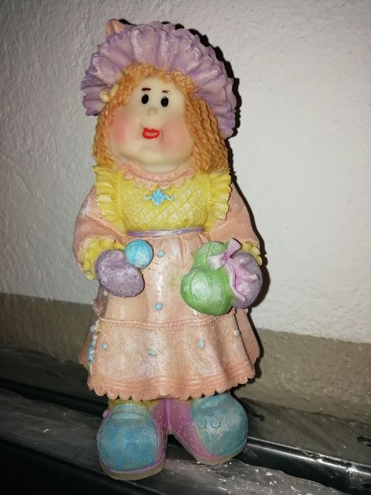 Boneca rosa e amarela com chapéu