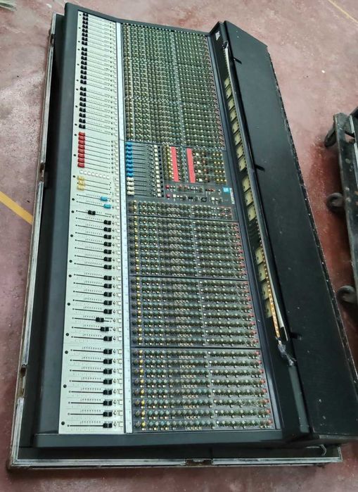 Mesa de Som Analógica Allen & Heath ML4000 (48 Canais) + Flightcase