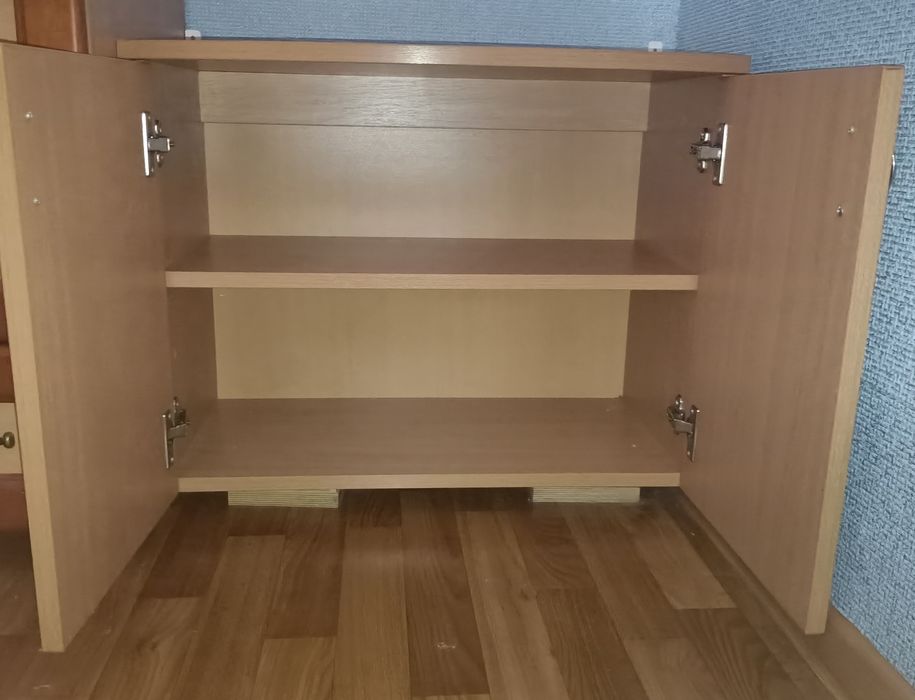 Навесной шкаф .подходит в туалетную комнату.