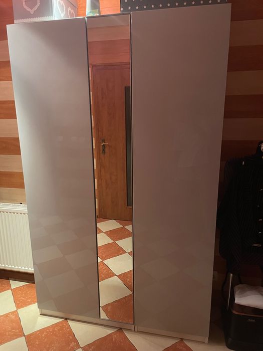 Szafa trzydrzwiowa uchylna z lustrem