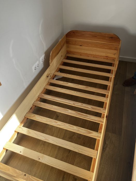 Cama em pinho e colchão como novos