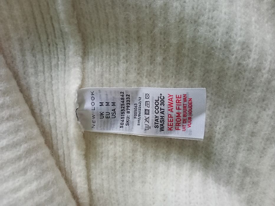 Продам женскую вязанную жилетку.