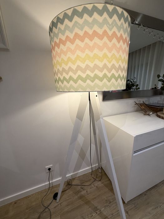 Candeeiro de pé com abajur em tecido