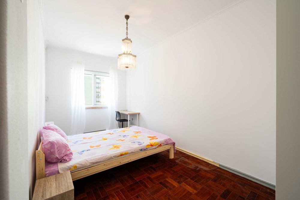 Quarto mobilado com cama de casal | 5 min Metro Pontinha | Ambiente tranquilo