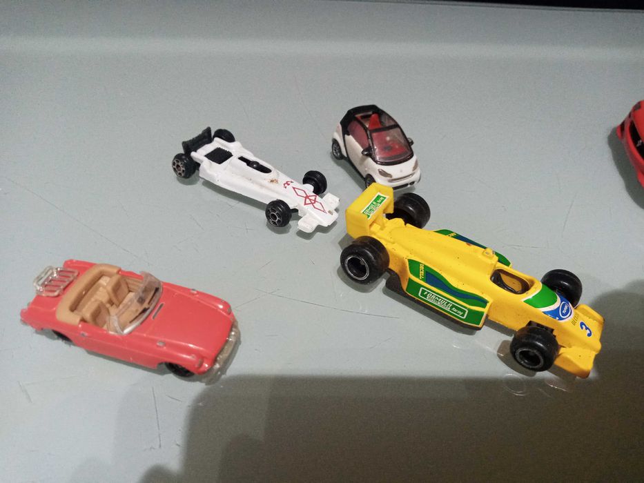 36 carrinhos antigos e 1 comboio de ferro