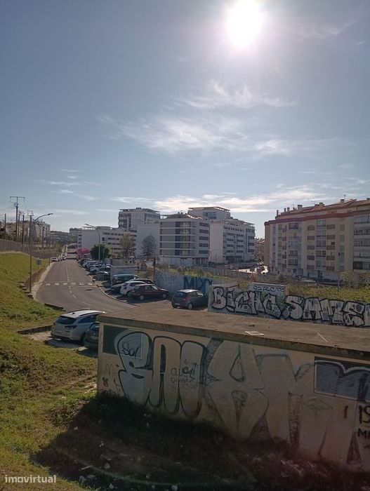 Terreno urbano em Venteira, Lisboa - Acesso pavimentado