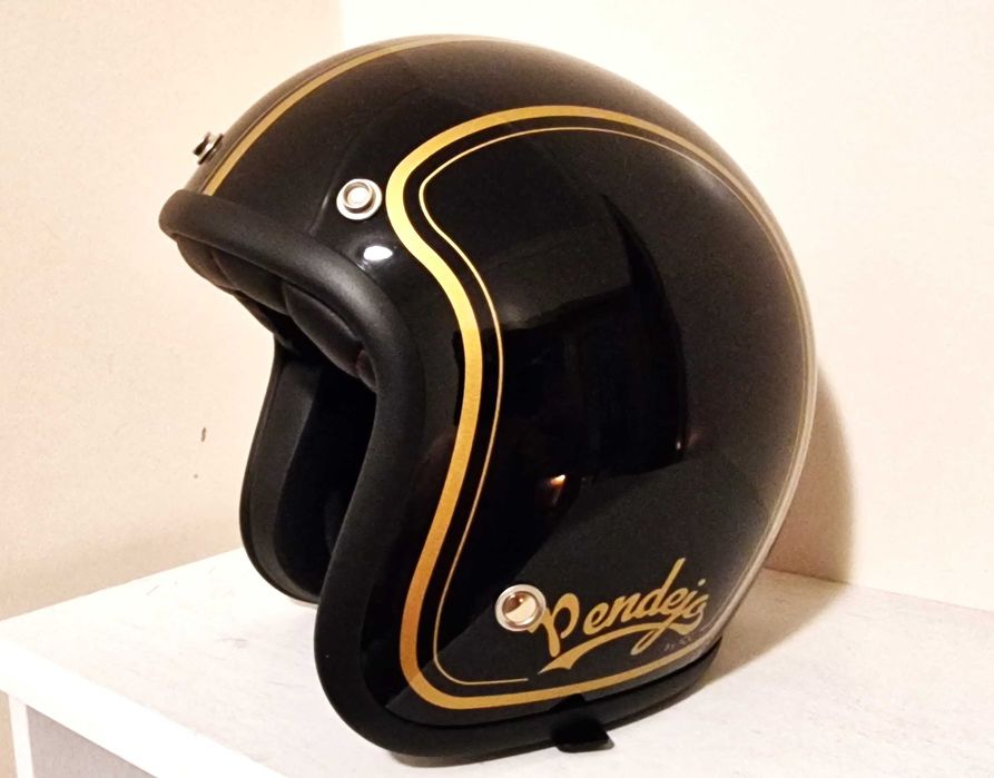 Capacete "retro", tamanho XS. Nunca usado devido ao tamanho (pequeno).