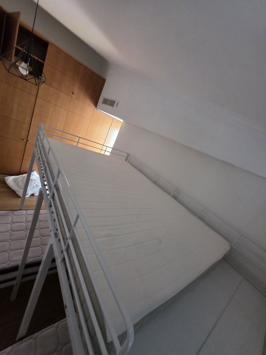Beliches triplos com colchões - casal 140 x 200 cm e 2 camas de solteiro
Como novo (6 meses de utilização) 
Motivo: mudança de casa
Sem colchões