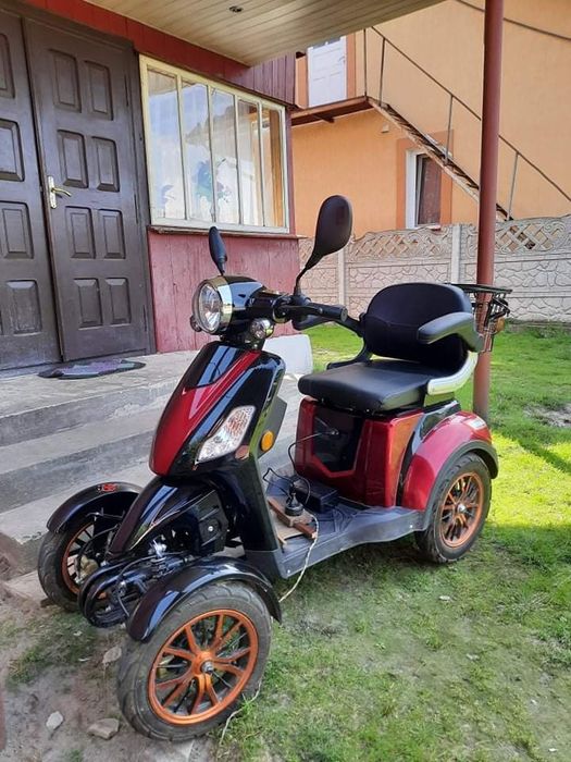 Електроскутер чотириколісний.В ідеальному стані