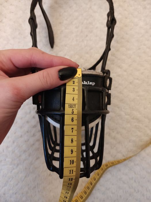 Duży metalowy kaganiec