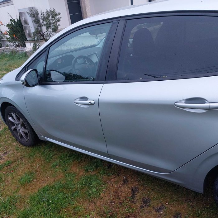 Peugeot 208 em bom estado
