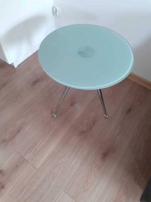 stolik ze szklanym blatem