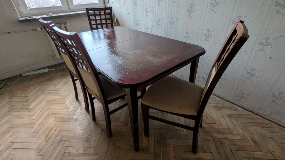 Rozkładany stół z krzesłami