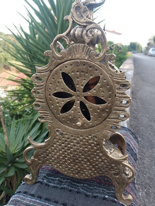 Estatueta de mesa com relógio Reguladora