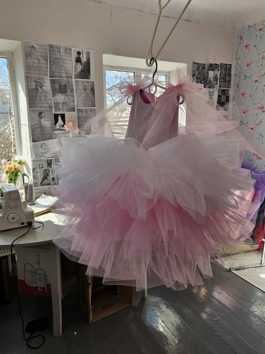 Платье на девочку 5-6 лет нарядное пышное фатиновое блестящее с бантом