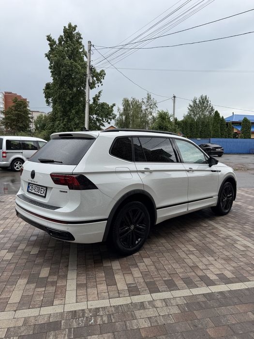 Volkswagen Tiguan  SE R-Line