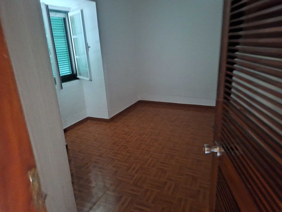 Alugo moradia T2 res chao